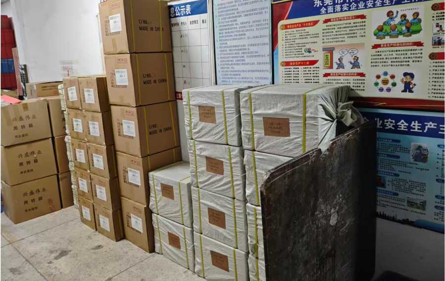 أوامر مزدهرة! بدأت شركة Dongguan Yijiaxin Gift Manufacturing في الشحن بالجملة لسلسلة زجاجات الرمال المتحركة